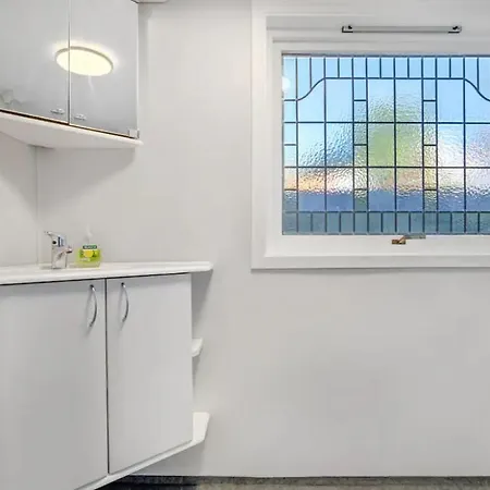 Kjellerleilighet Med Rolig Og Sentral Beliggenhet!